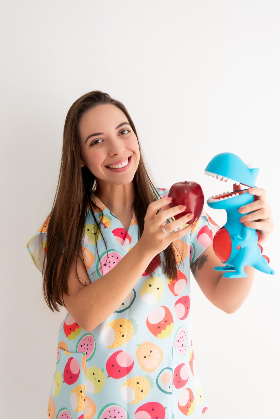 Ysabele Valente com material lúdico usado em terapia alimentar